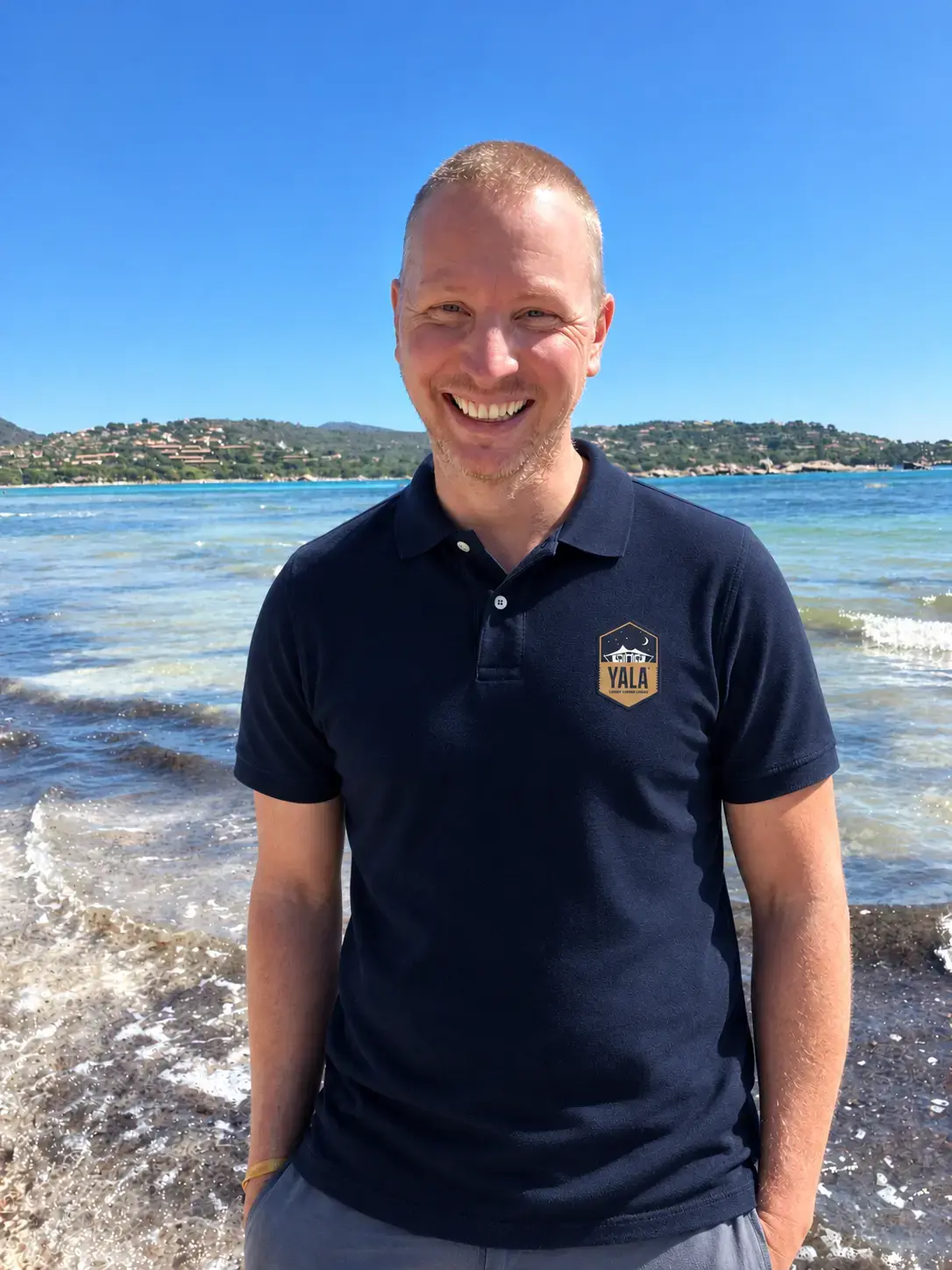 Portret aan zee met YALA logo